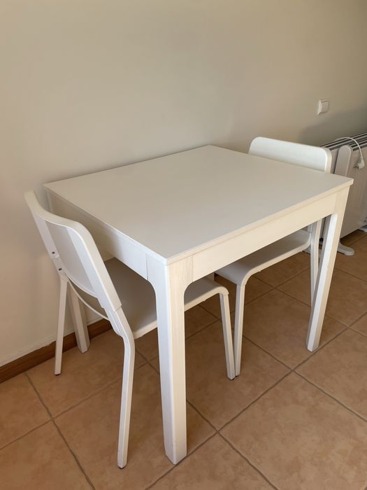 Mesa + 2 cadeiras