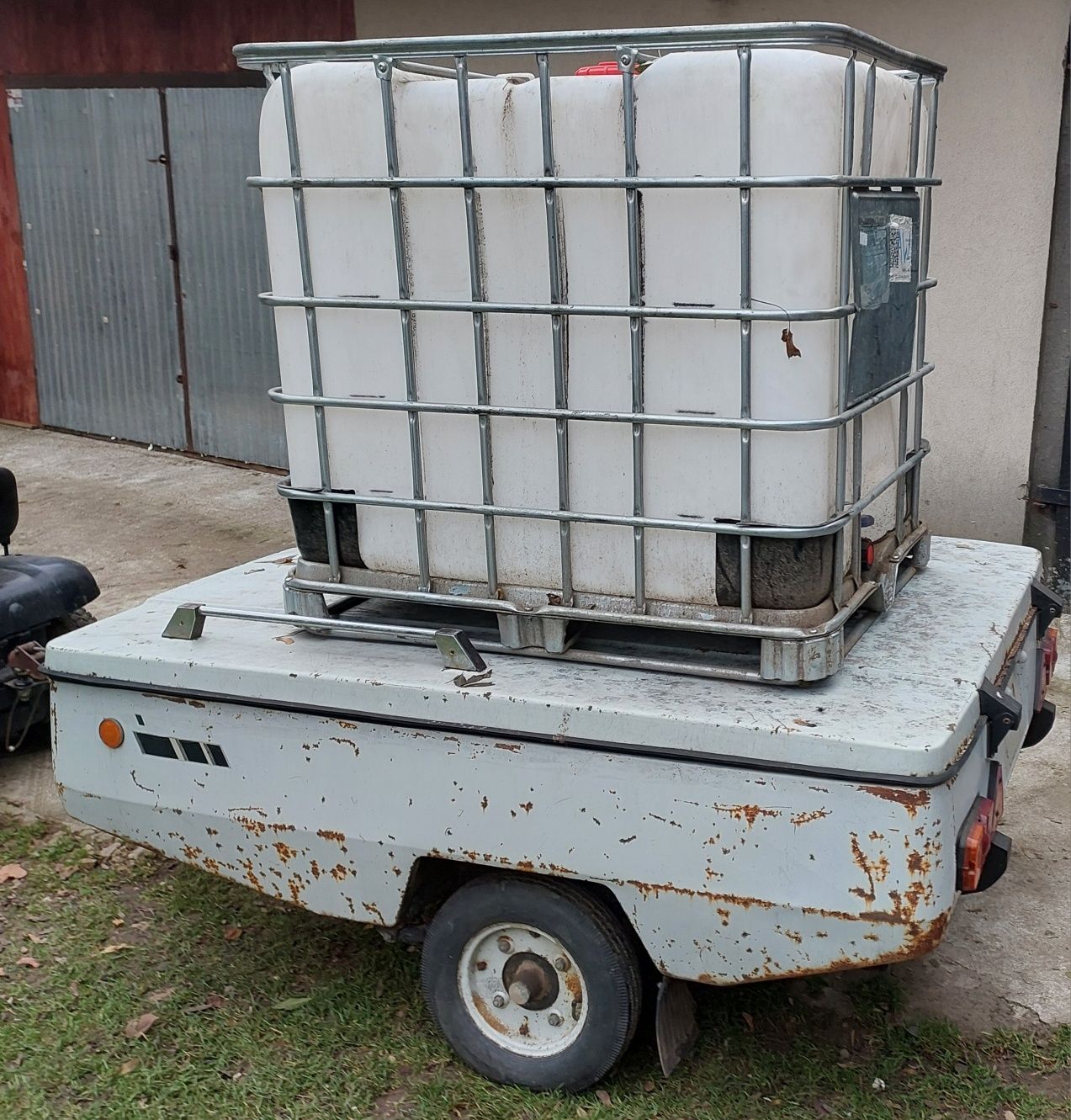 Mauser 1000l na przyczepie pod kulą hak