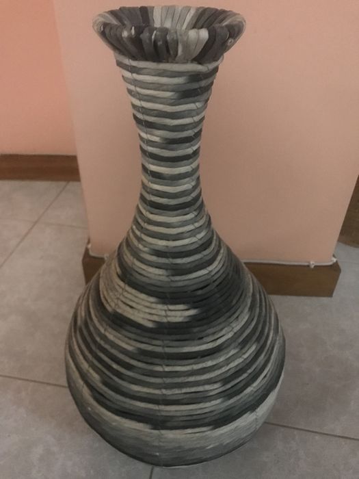 Jarrão para decoração revestido a trapalhões .