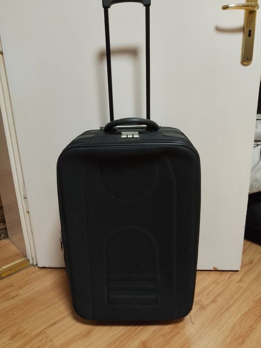 Pojemna czarna walizka na kółkach 61x41x23 cm