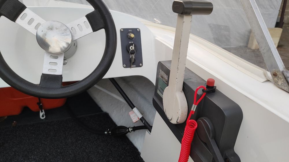 Motorówka z przyczepą i silnikiem Yamaha