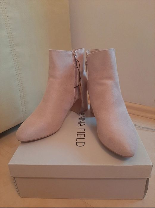 Pudroworóżowe botki ANNA FIELD
