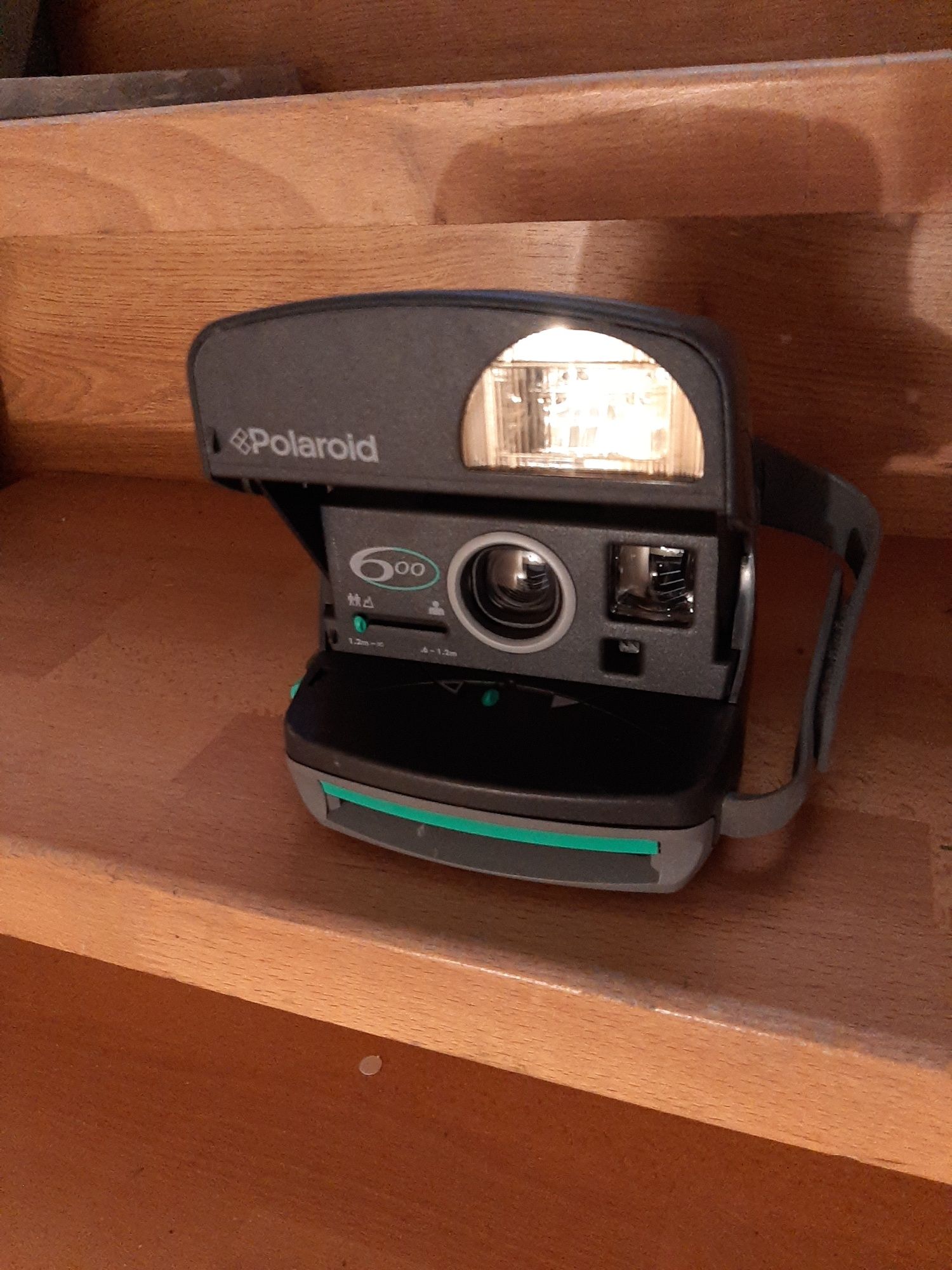 Polaroid Фотоаппарат Полароид сразу выдаёт готовые фотографии