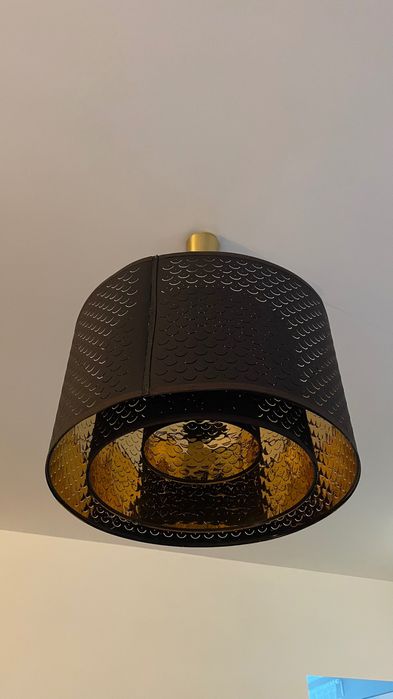 Czarna lampa ze złotym elementem