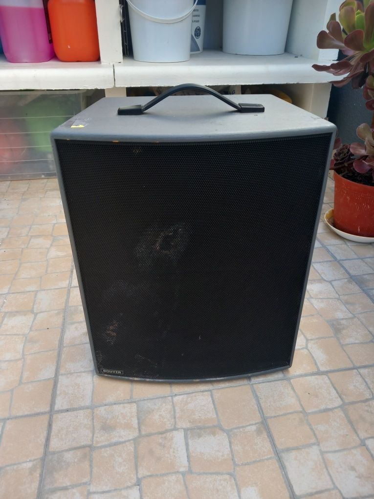 Coluna com leitor de cassetes