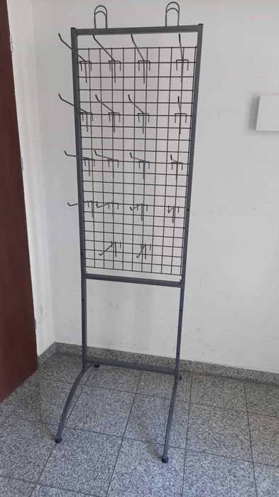 Stojak metalowy z haczykami szary