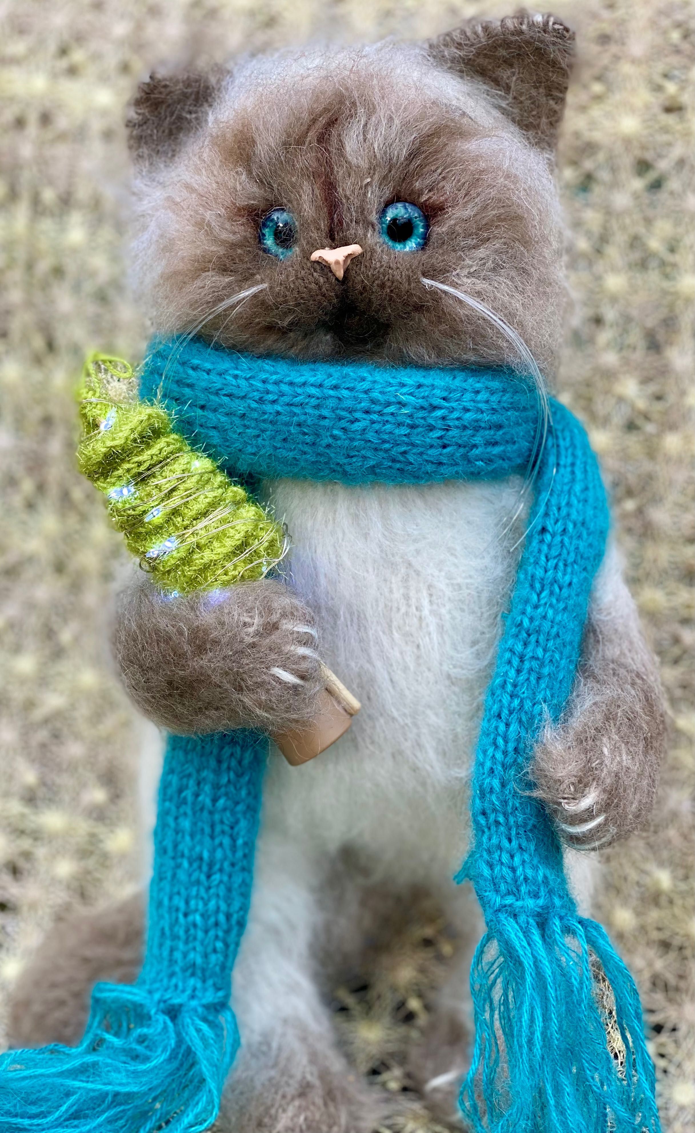 Сиамский котик со светящейся елочкой, декоративная игрушка
