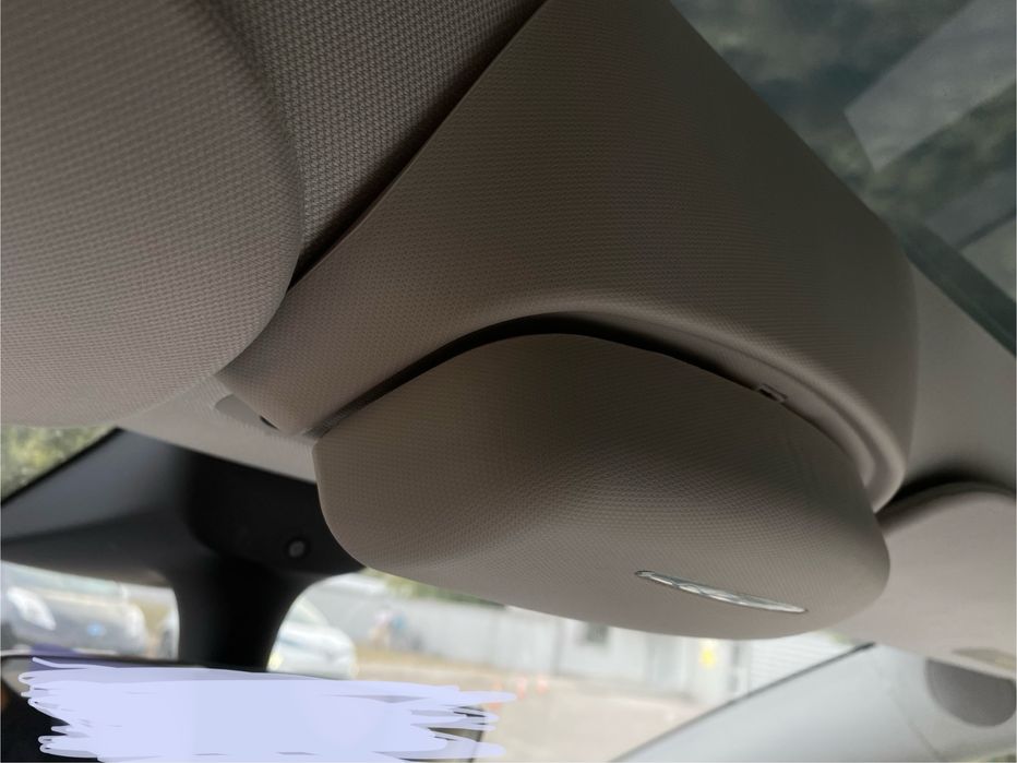 Держатель для очков в Tesla model Y