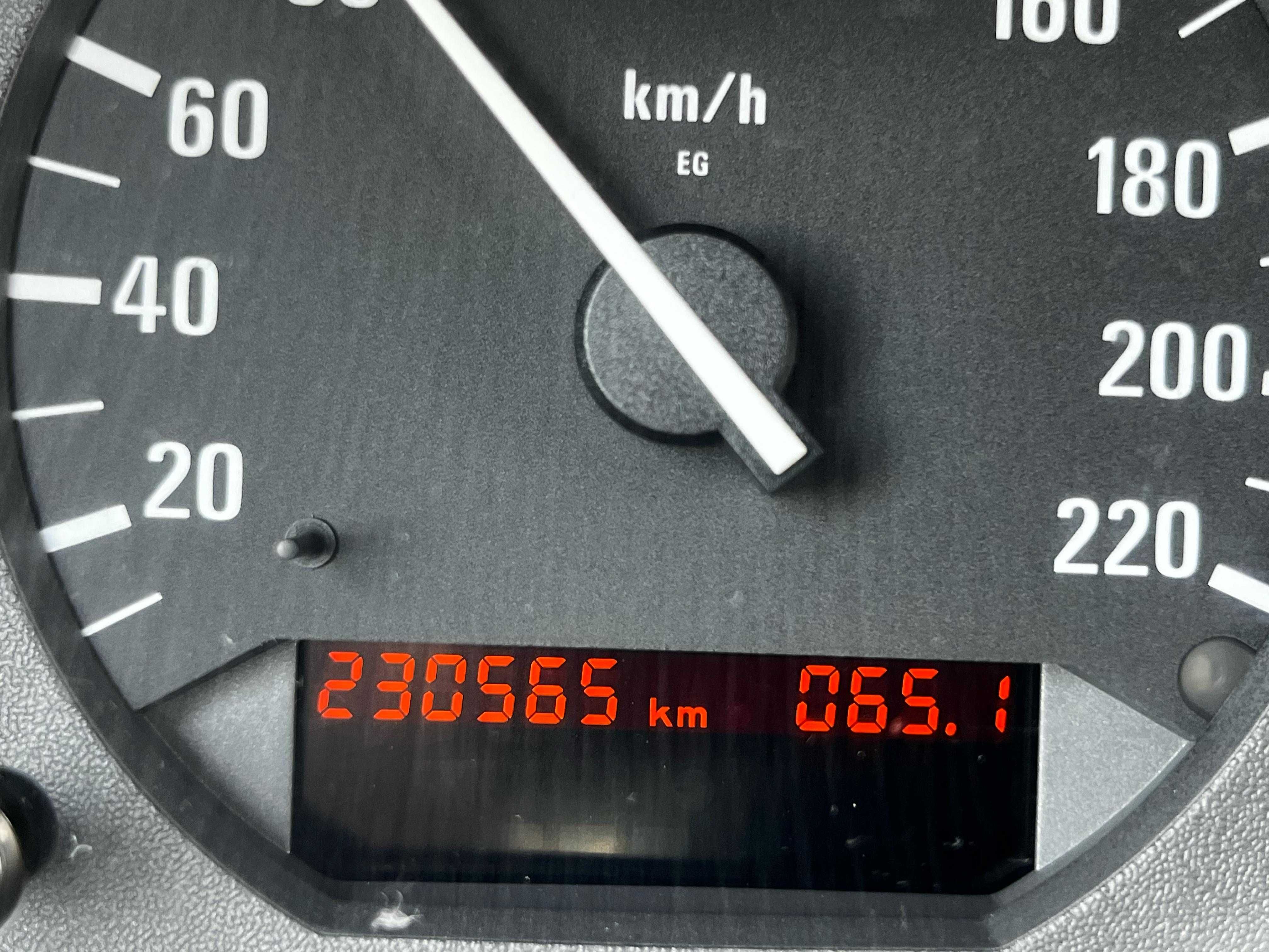 BMW 318i E36 – 1995 | 230.600 km | Preto
