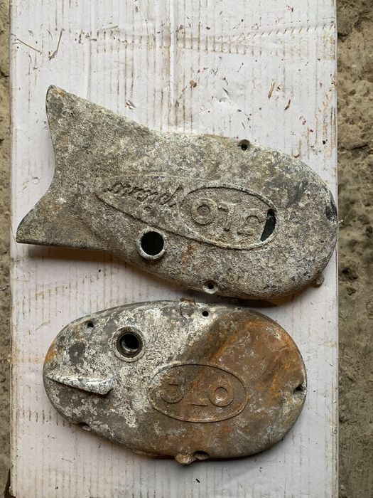 Tampas de motor.  I.  L io.  Usadas em bom  estado