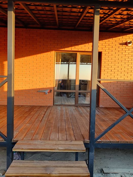 Навіси автомобільні, тераси криті з настилом з терасної дошки.