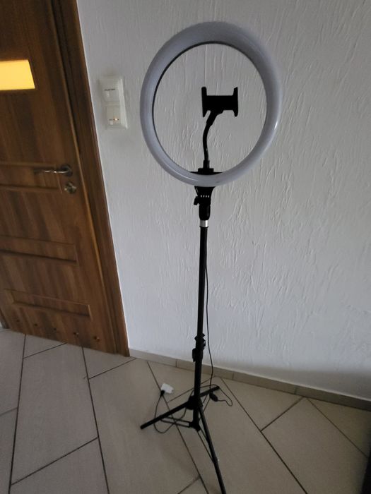 Lampa pierścieniowa led na statywie