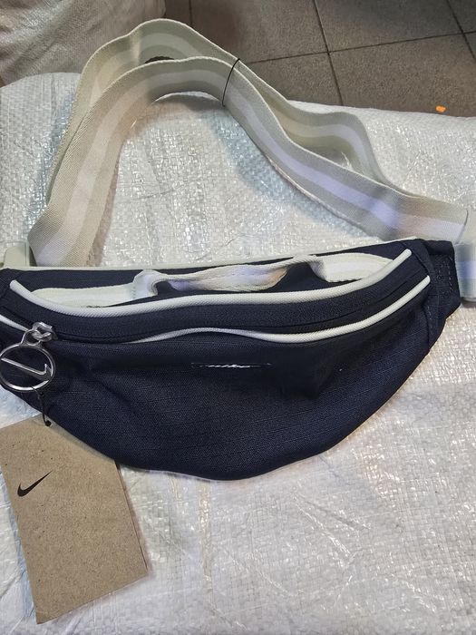 Поясна сумка Nike Fanny Pack у класичному стилі