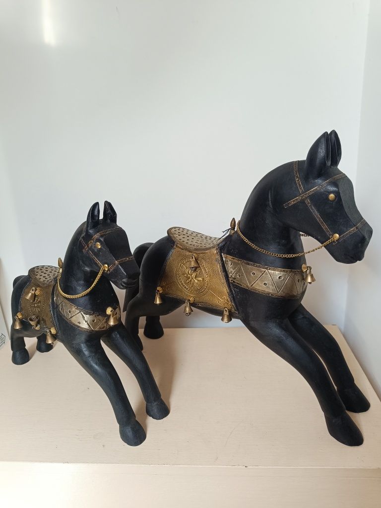 Conjunto de 2 cavalos de madeira antigos