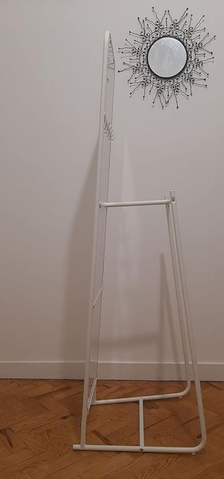 Espelho de pé alto com cabide