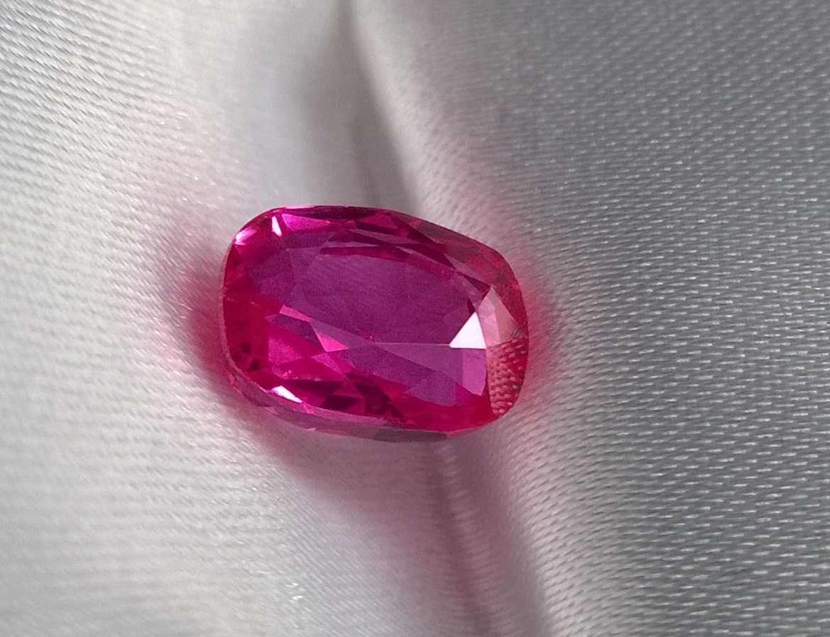 Szafir różowy 4.4 CT,   9.8 x 7.6 mm  - oczko na pierścionek