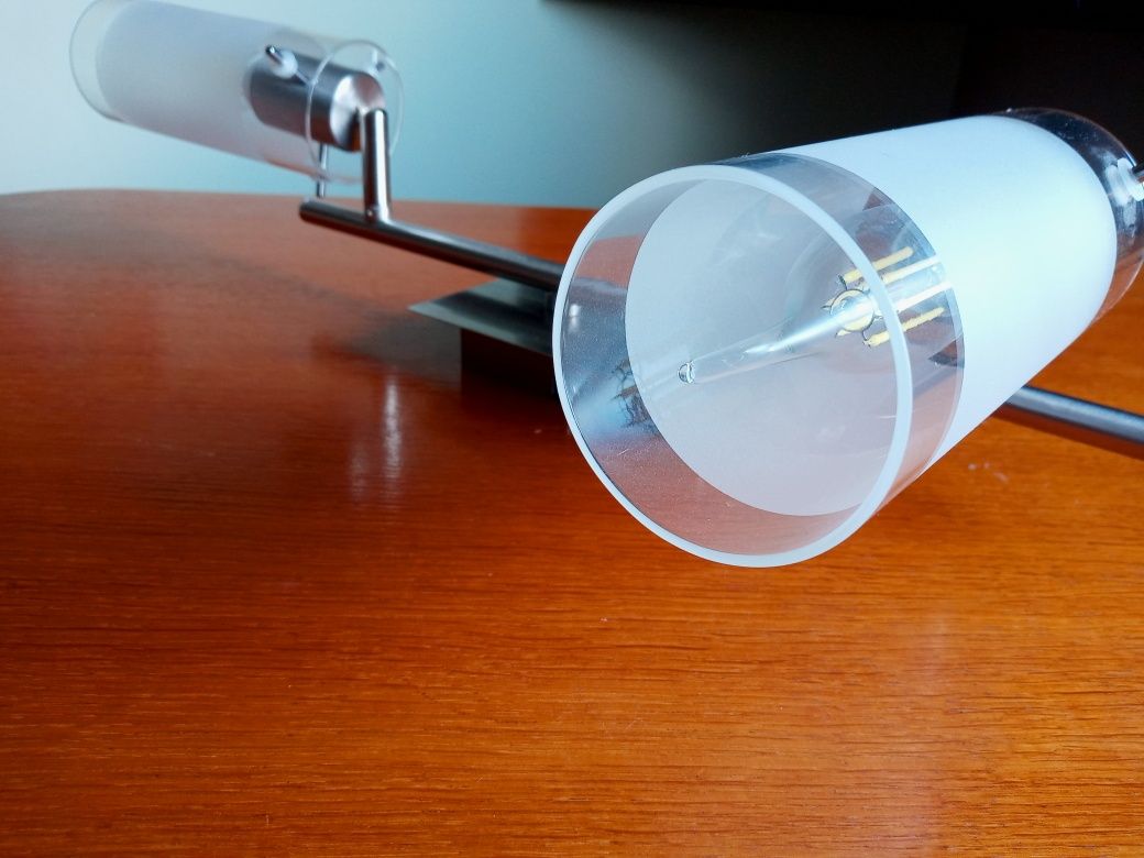 Piękna i nowoczesna lampa szczotkowana stal z żarówkami LED