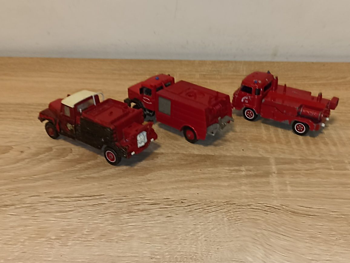 Trzy stare modele wozów strażackichz firmy Solido