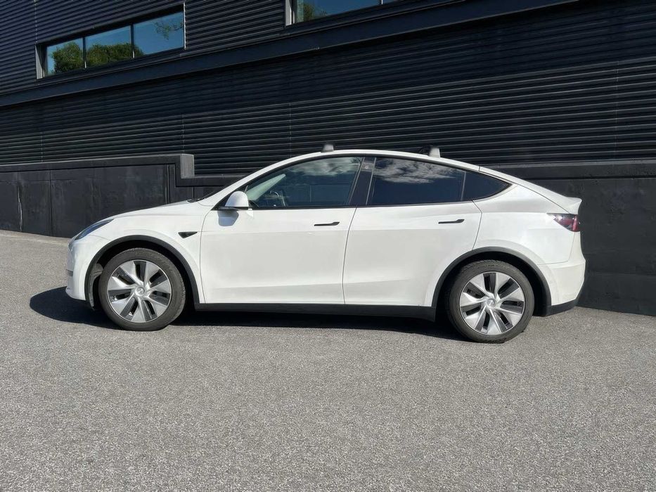 Tesla Model Y Long Range      2021