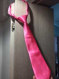 Różowy krawat raz założony