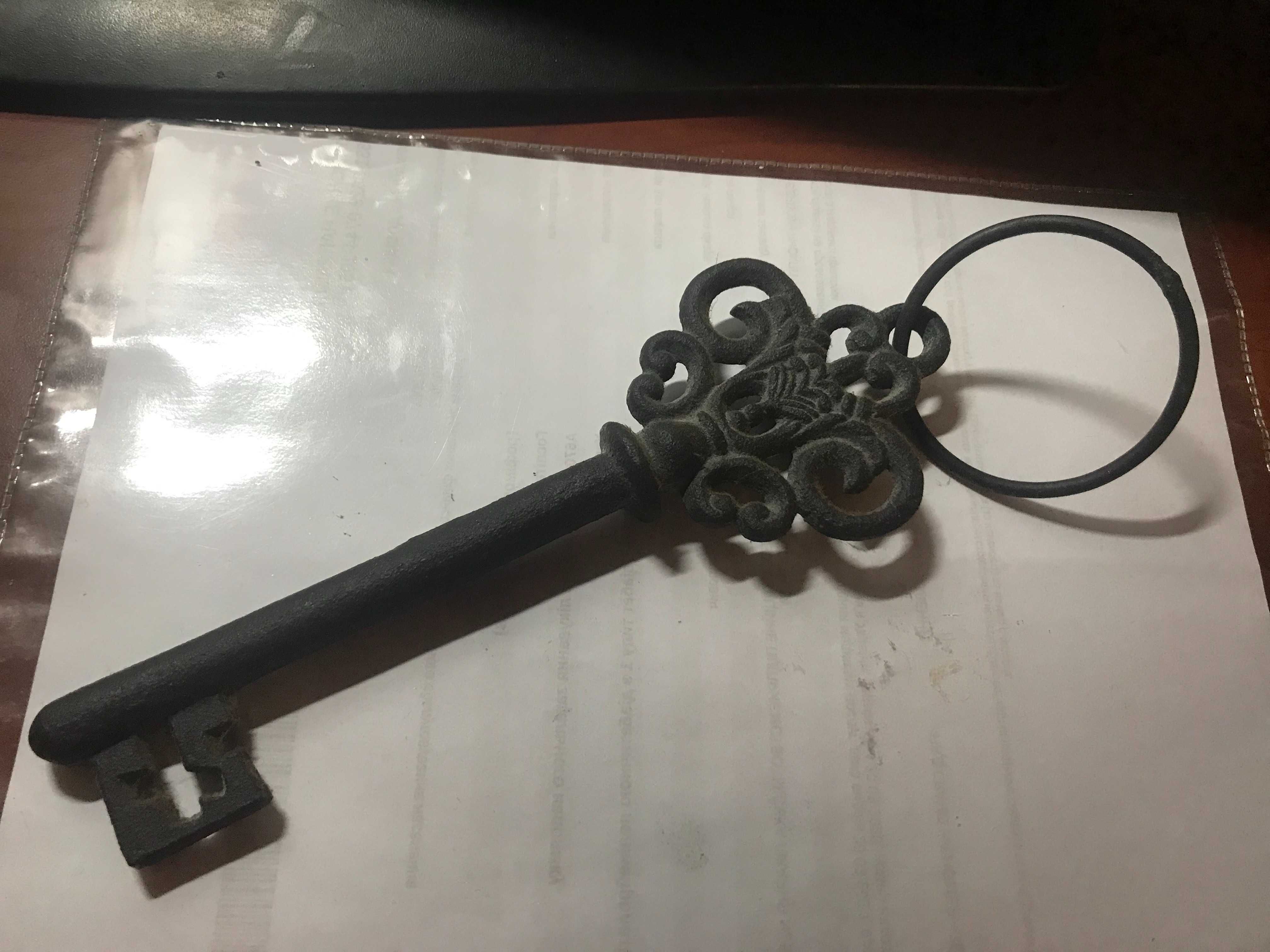 Старинный кованый амбарный ключ .