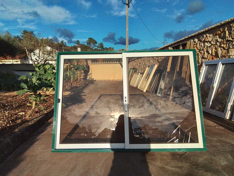 Janelas e portas em alumínio.