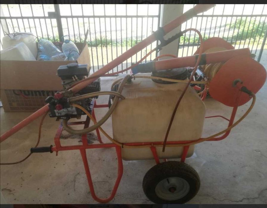 Reboque para tractor com máquina de sulfatar