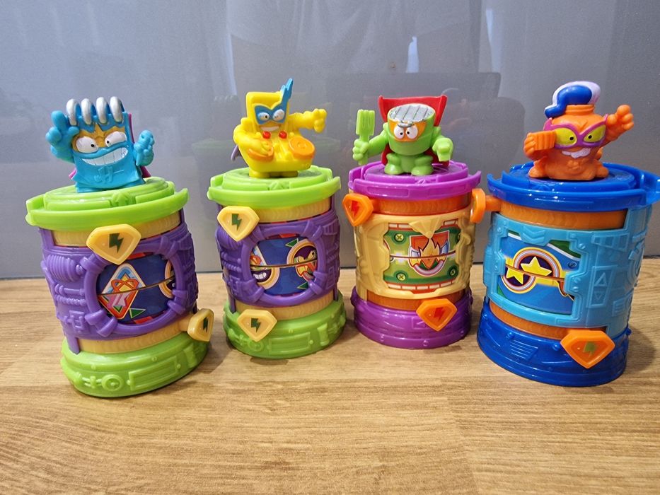 SUPER ZINGS THINGS kryjówki + figurka  4 sztuki