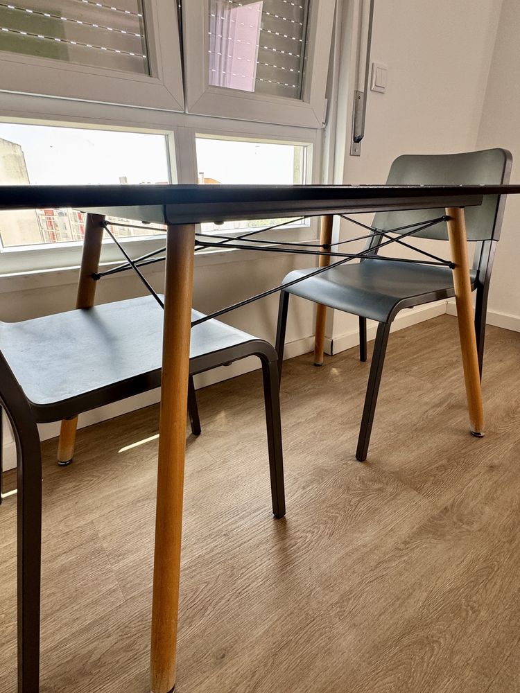 Mesa com Duas Cadeiras