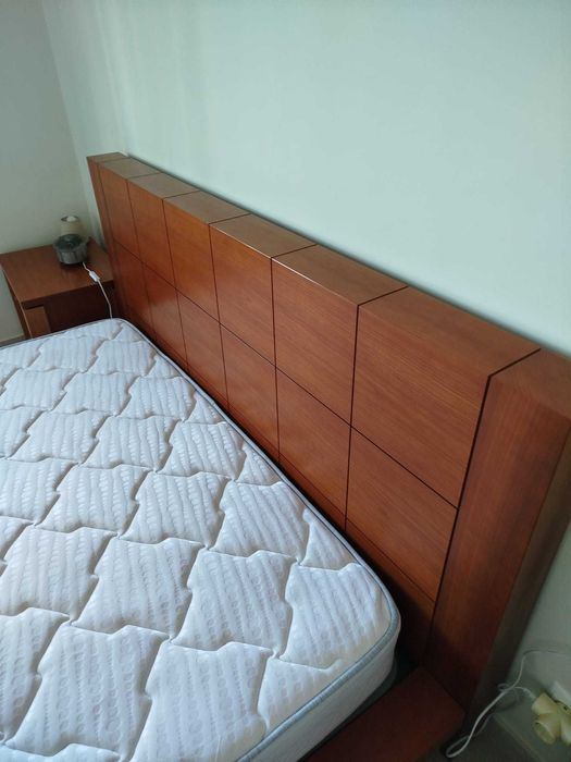 Quarto de madeira – cama, mesas de cabeceira e estante