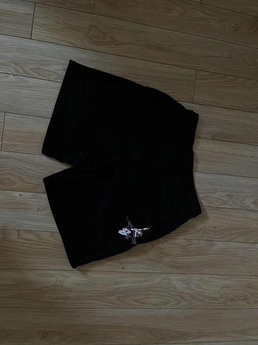 Krotkie czarne spodenki