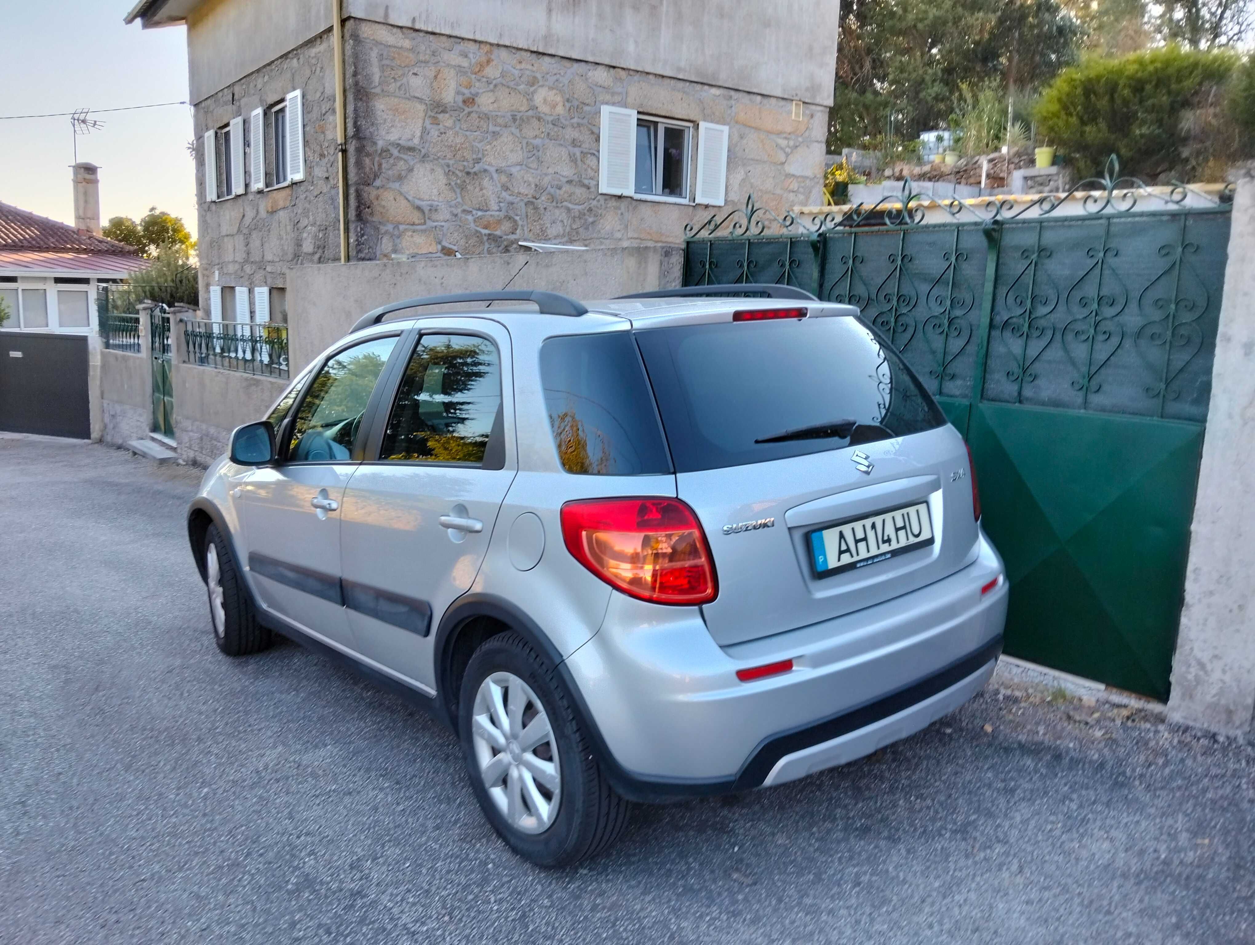 Vendo Suzuki Sx4 em muito bom estado com bagageira de tejadilho.