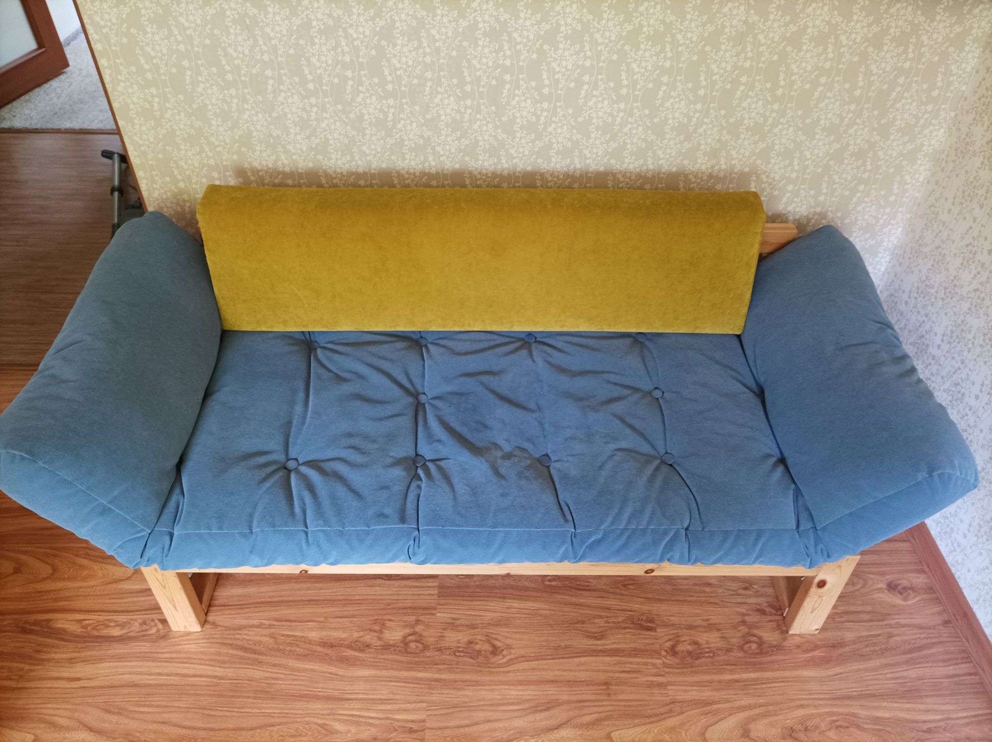 Rozkładana sofa w skandynawskim stylu z wygodnym, naturalnym materacem
