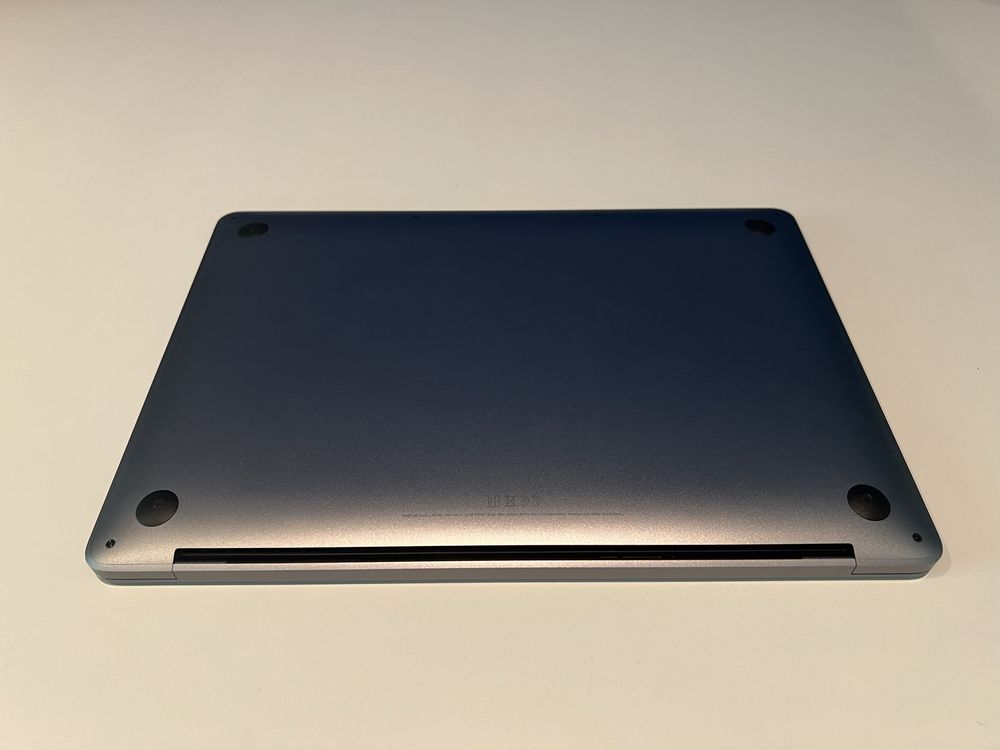 MacBook Pro 13 M1 Space Gray + THULE