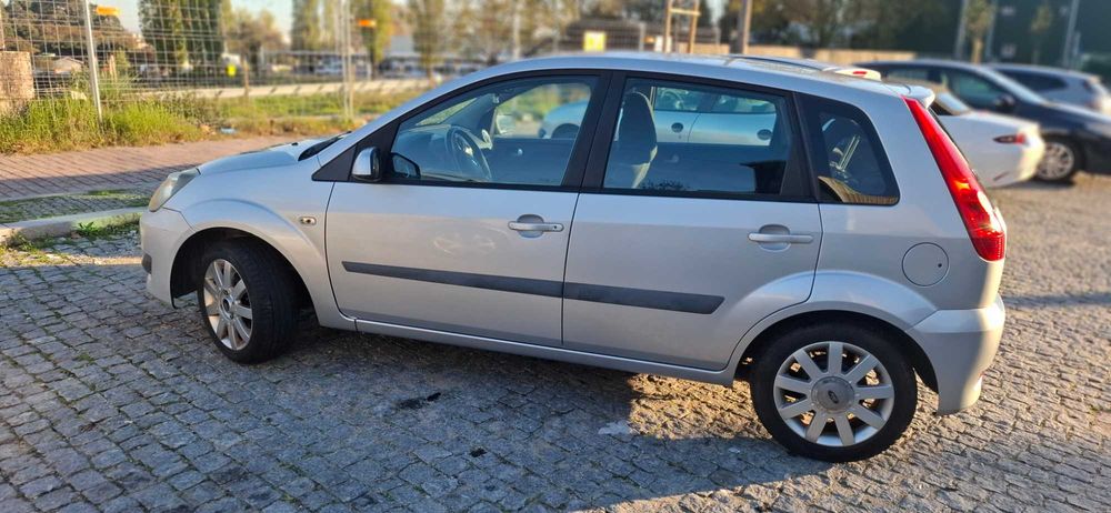 Ford Fiesta 1,25 de 2007 com poucos quilómetros