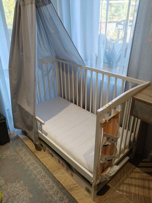 Łóżeczko dziecięce z baldachimem