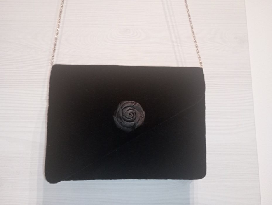 Czarna kopertówka welur elegancka torebka