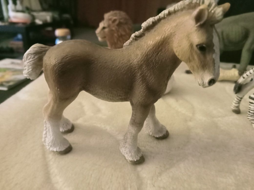 Animais em miniatura vários tamanhos selvagens e dinossauros, de quali