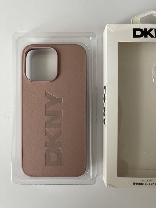 iPhone 15 Pro Max, etui DKNY, pudrowy róż