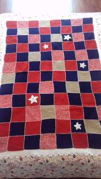 Manta de quadrados de lã tricotada à mão