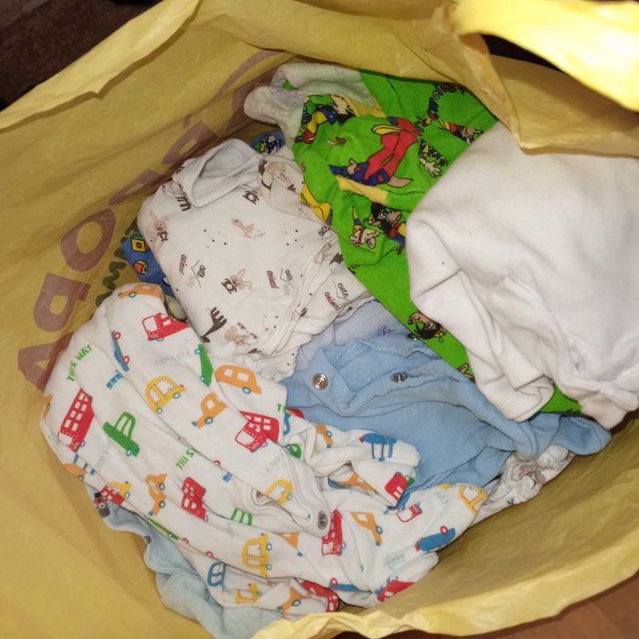 Віддам безкоштовно одяг на новонароджених