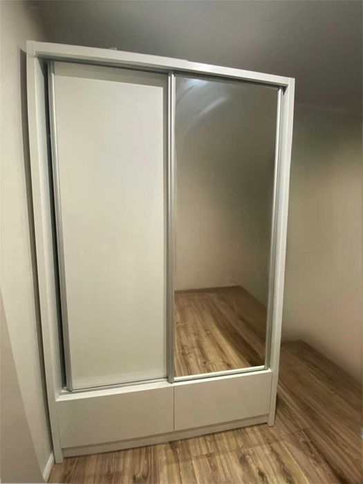 Szafa przesuwna z lustrem