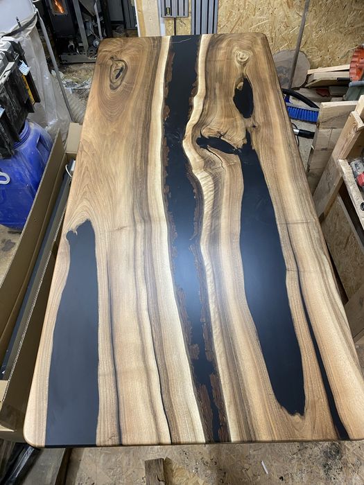 Stol z orzecha z czarna zywica