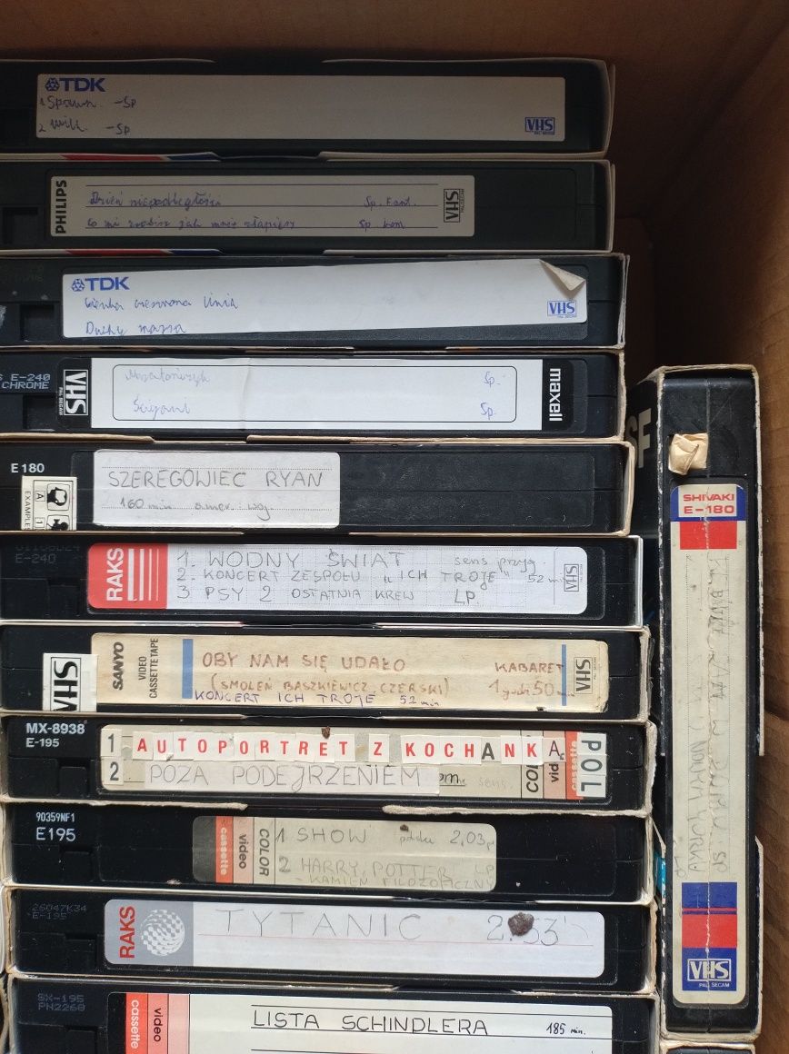 Kasety VHS. 58 sztuk plus gratisy.