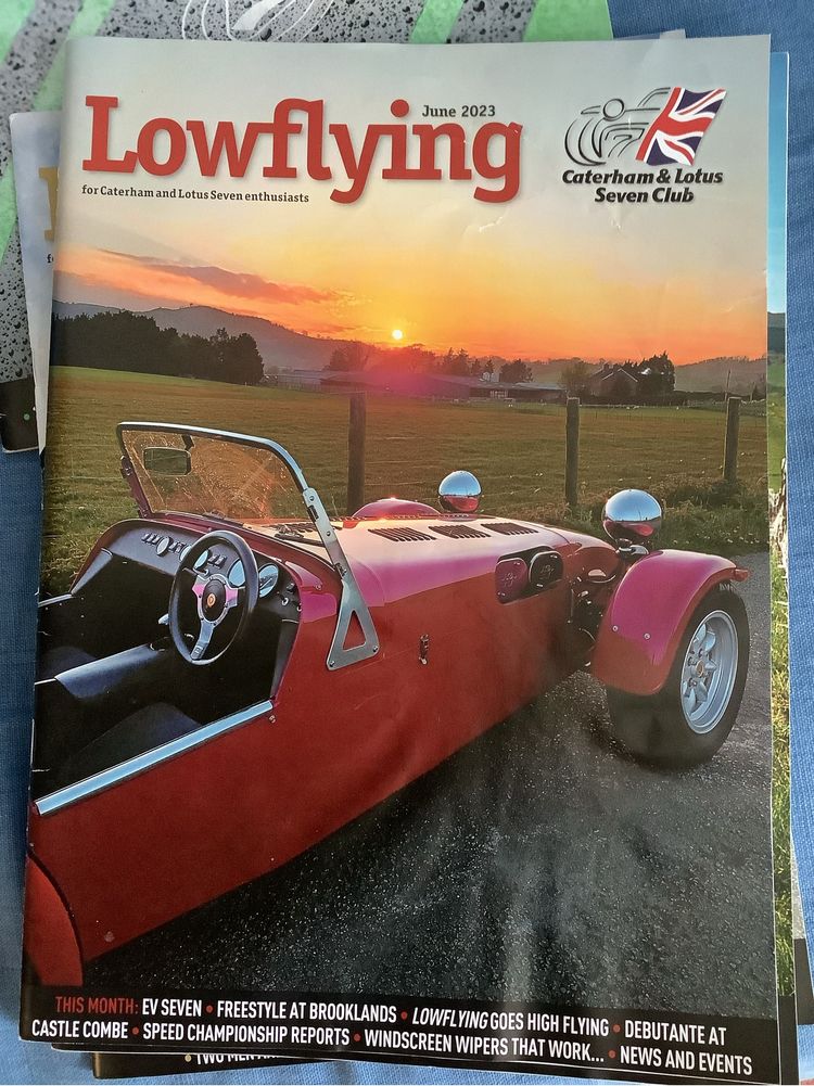 Lowflying revistas Caterham e Lotus