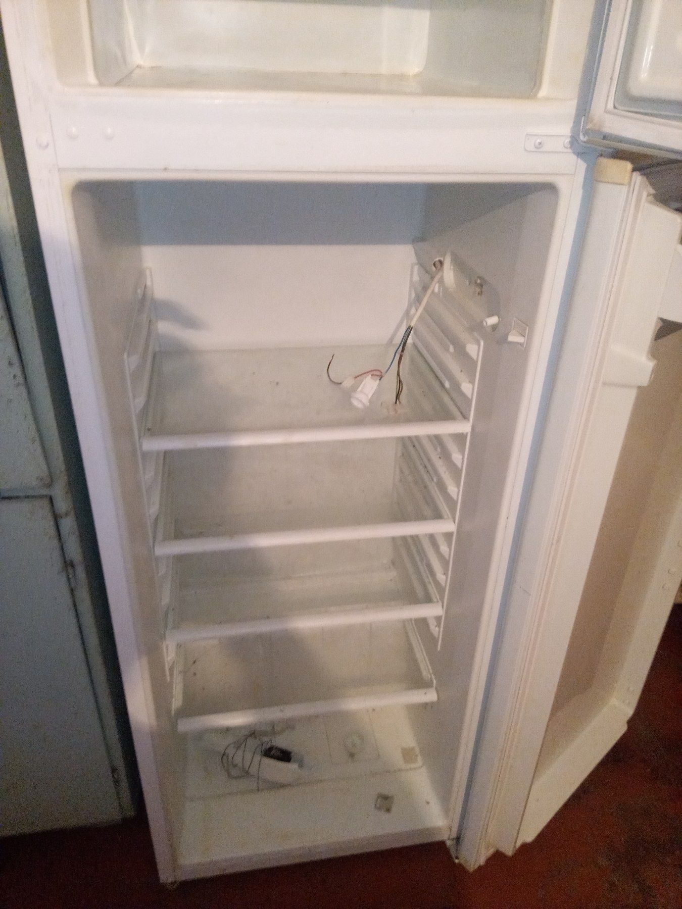 Продам не рабочий холодильник