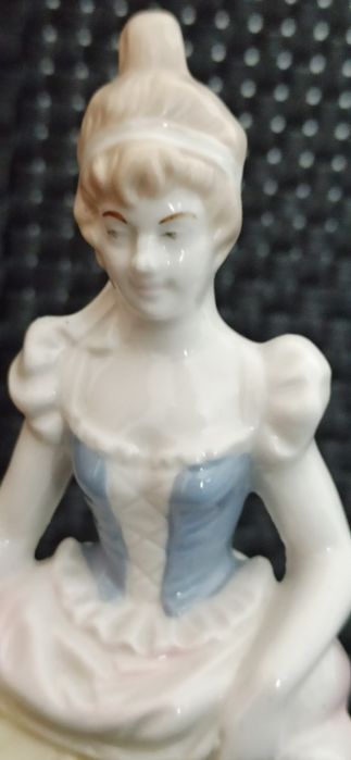 Porcelana Lippelsdorf  Gräfenthal Figurka Kobiety z Psem