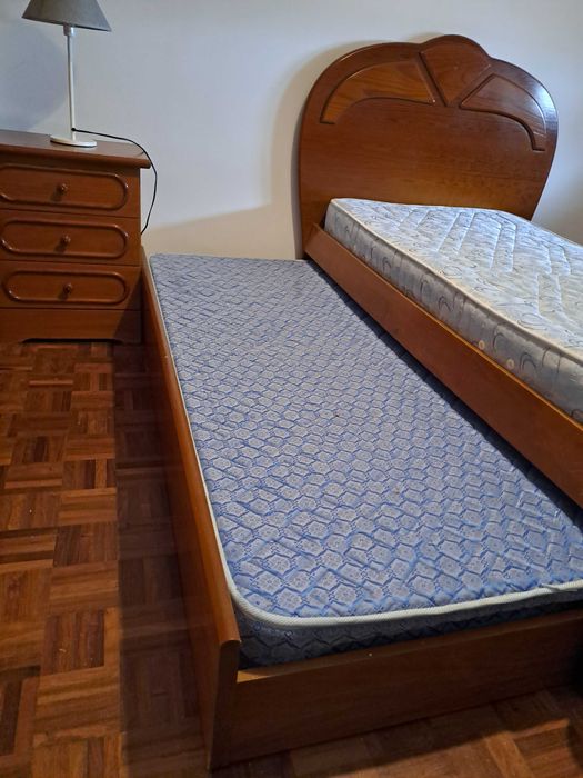 Cama de solteiro dupla ,inclui mesa de cabeceira e colchões