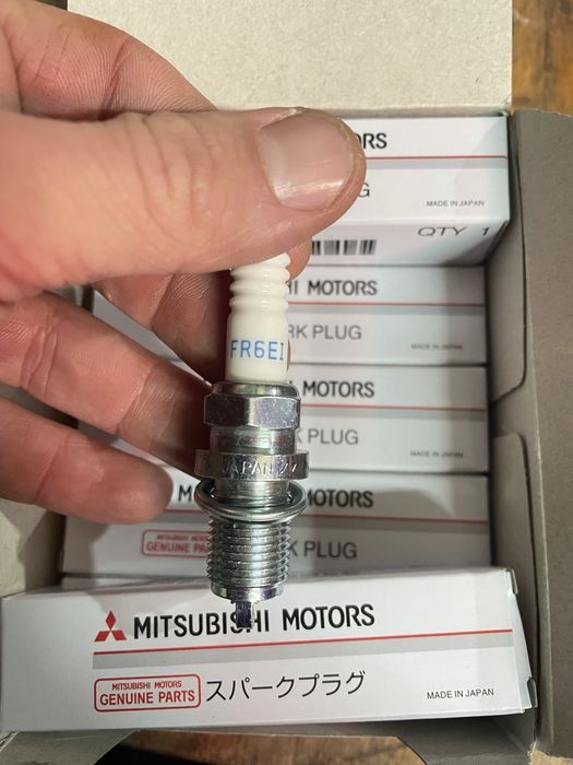 Свічка запалювання иридиевые свечи зажигания MN163236 NGK FR6EI