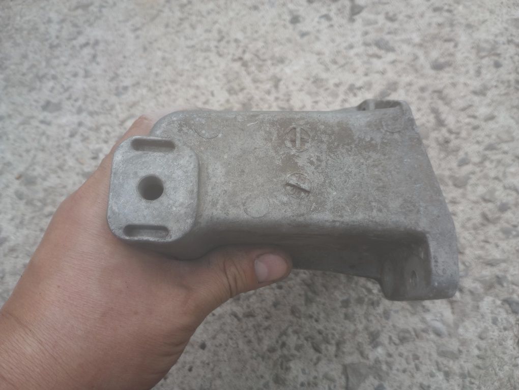 Audi a4 b5 a4b5 łapa podpora silnika 8D0.199.307. L